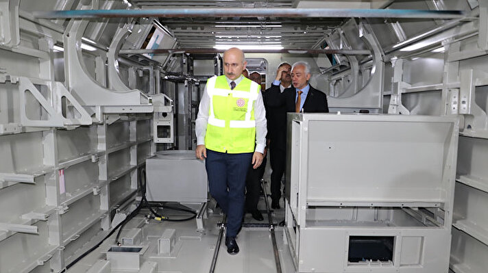 Ulaştırma ve Altyapı Bakanı Karaismailoğlu, Yüksek Hızlı Tren ile Eskişehir'e geldi. 