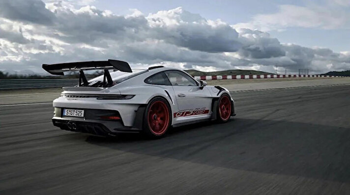 Porsche’nin maksimum performans için özel olarak ürettiği Yeni Porsche 911 GT3 RS tanıtıldı.