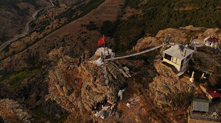 İstanbul’da yaşayan müteahhit İsmet Şişman, Gümüşhane’nin Söğütağıl köyünde bulunan 2160 rakımlı dağ evini ve arazisini ziyaretçilere açtı.