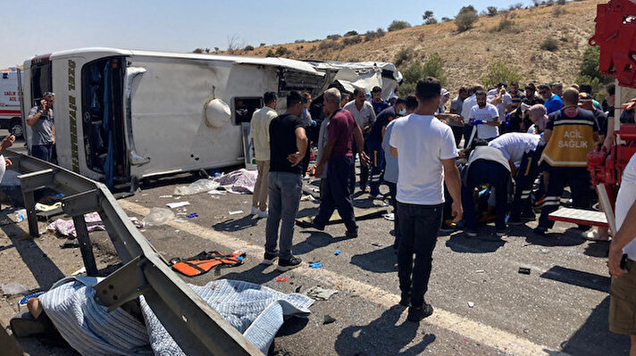 Gaziantep’te meydana gelen trafik kazasında ilk belirlemelere göre 16 kişi hayatını kaybetti, çok sayıda kişi yaralandı.