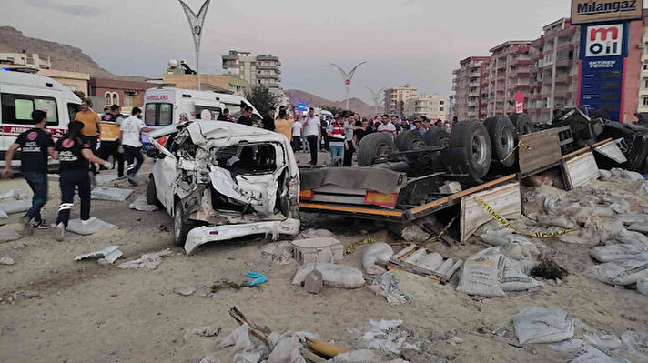 Türkiye bugün üst üste gerçekleşen kazaları konuşuyor.<br><br>Bugün ilk olarak sabah saatlerinde Gaziantep'te 16 kişinin ölümüne sebebiyet veren kazayla uyanan Türkiye ardından ikinci bir kaza haberiyle şoke oldu.