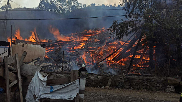 İlçeye bağlı Gövrecik köyü Unduk Mahallesi'nde Avni Ateş'e ait evde henüz belirlenemeyen nedenle yangın çıktı.<br><br>