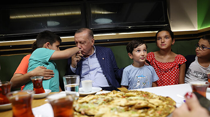 Vahdettin Köşkü`ndeki çalışmalarının ardından Beylerbeyi Mahallesi`ne geçen Cumhurbaşkanı Erdoğan, bir pastaneye girdi.<br>