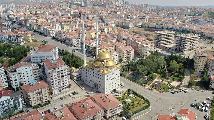 Ankara'nın Keçiören İlçesi'ndeki Ahmet Şefik Kolaylı Caddesi üzerinde 11 yıl önce inşasına başlanan 6 katlı Esertepe Yeni Camii, yapım süresince dış mimarisinden kaynaklı gerek sosyal medyada gerekse görenler tarafından hayretle karşılandı.