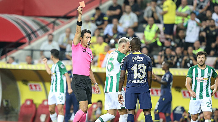 Süper Lig'in 4. haftasında Fenerbahçe deplasmanda Konyaspor ile karşılaştı. Mücadeleyi ev sahibi ekip 1-0 kazandı.