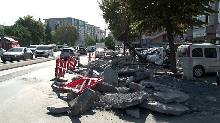 İstanbul Büyükşehir Belediyesi (İBB) tarafından Zeytinburnu Maltepe Mahallesi’nde bulunan Davutpaşa Caddesi’ndeki kaldırımların kırılmasına vatandaşlar tepki gösterdi.