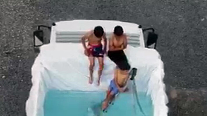 Selim'de hava sıcaklıkları 35 derecelere ulaşınca, hububat alım-satımı yapan 2 çocuk babası Ufuk Kaptan (43) ile 4 çocuk babası Güven Atmaca, kamyon damperini havuza dönüştürme kararı aldı.<br>