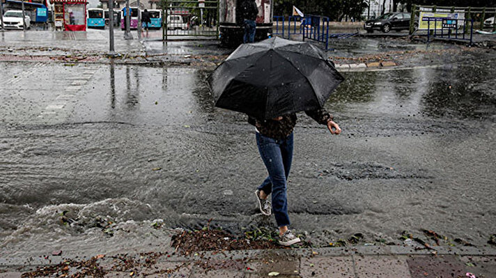 Meteoroloji güncel hava durumu tahmin raporunu yayımladı. Buna göre; İstanbul, Bursa, Edirne dahil birçok il için yağış uyarısında bulundu. 