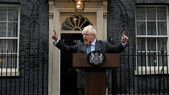 İngiltere’de art arda patlak veren skandallar sonucu istifa kararı alan Boris Johnson, İngiltere Kraliçesi 2. Elizabeth'e istifasını sunmadan önce, Başbakanlık Konutu 10 Numara önünde son kez halka seslendi.