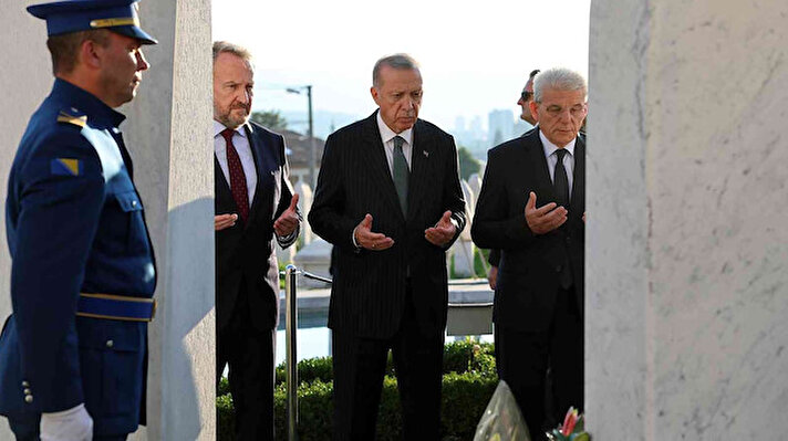 Cumhurbaşkanı Recep Tayyip Erdoğan, Balkan turunun ilk ziyareti çerçevesinde geldiği Bosna Hersek’te ziyaretlerine devam ediyor. 