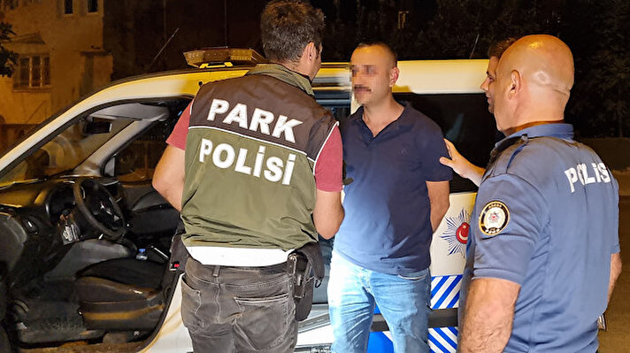 Adana'da saat 03.30 sıralarında merkez Seyhan ilçesi Kasım Gülek Bulvarı'nda asayiş uygulaması yapan polis ekibi, 01 ALB 859 plakalı otomobilin kendilerini görüp, geri döndüğünü ve ters yönde kaçmaya başladığını fark edince 'dur' ihtarında bulundu. 