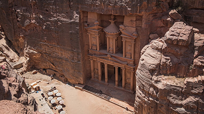 Bir kanyonda gizlenmiş Ürdün'deki Petra Antik Kenti, yaklaşık 2 bin 400 yıllık gizemli tarihiyle turistleri kendine çekmeye devam ediyor.<br>