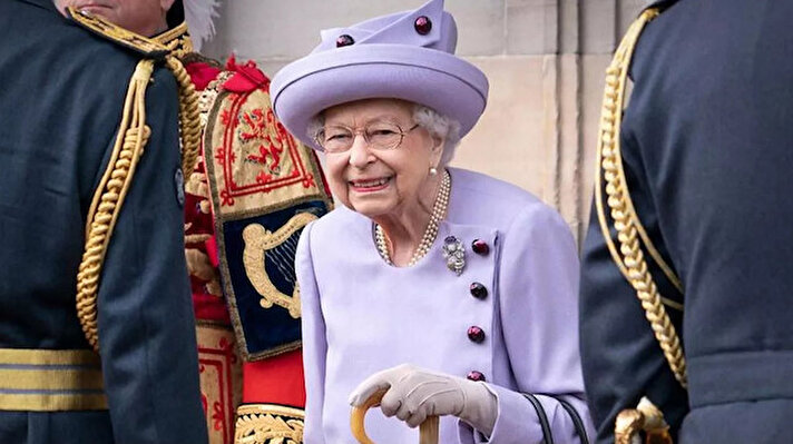 96 yaşındaki Kraliçe Elizabeth, sağlık durumundan endişe duyduğu gerekçesiyle tıbbi gözetim altına alındı. Peki kraliçe hayatını kaybederse İngiltere'de neler yaşanacak? Haber sitesi Politico'nun haberine göre, "Londra Köprüsü Operasyonu" kod adlı plan, cenaze töreni düzenlemelerini içeriyor.<br><br>İşte Kraliçe Elizabeth öldüğünde yaşanacaklar...