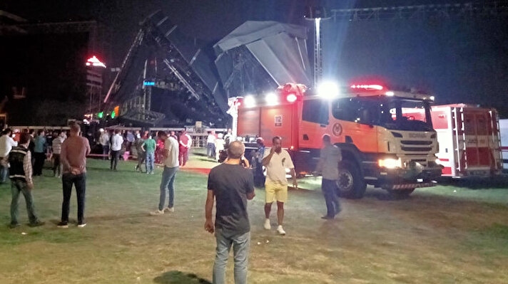 İzmir'in 9 Eylül Kurtuluş yıl dönümü etkinlikleri kapsamında Tarkan'ın konser vereceği alanda dev platform çöktü. İlk belirlemelere göre platform yakınında bulunan 1 kişi yaralandı. 