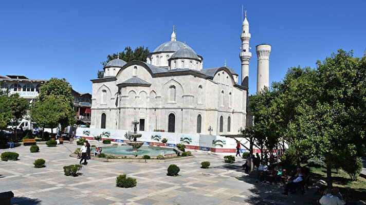 Yapımına 1893'te başlanan ve Sultan 2. Abdülhamid'in yardımlarıyla 1912'de tamamlanan tarihi cami, 6,8 büyüklüğündeki depremde ağır hasar görmesinin ardından ibadete kapatıldı.<br>