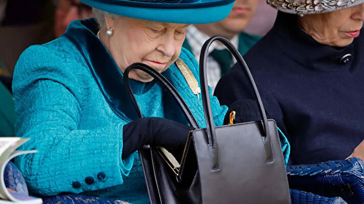 Kraliçe 2. Elizabeth'in kıyafetleriyle uyumlu el çantaları olmadan pek kamuoyu önüne çıktığı görülmüyordu. 