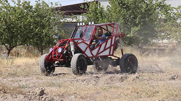 Battalgazi ilçesinde yaşayan 22 yıllık demirci usta 38 yaşındaki Murat Bayduz tarafından yapılan ATV tipi aracı trafikte gören bir daha bakıyor. Görenlerin hayrete düştüğü araç sıra dışı modifiyesiyle de dikkatleri üzerine çekiyor.