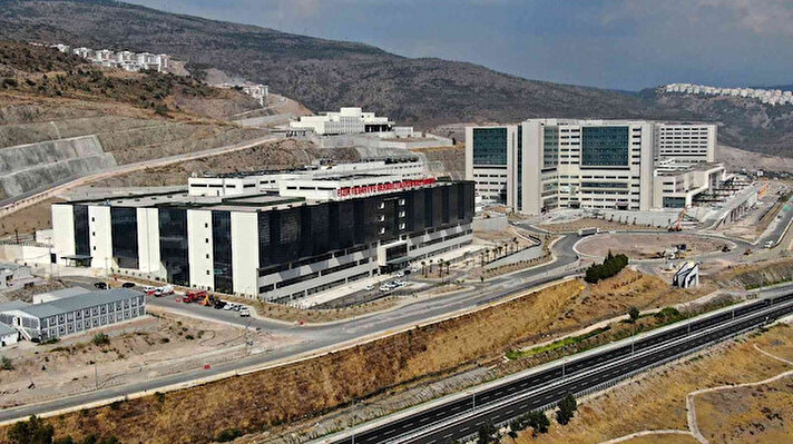 İzmir’de yatırım tutarı toplam 1 milyar 638 milyon lira olan şehir hastanesinde sona yaklaşıldı...<br><br>Bayraklı ilçesinde yer alan, 2013 yılında temeli atılıp 2016’da çalışmalara başlanan hastane inşaatının ekim ayında müteahhit firma tarafından bitirilmesi planlanıyor.