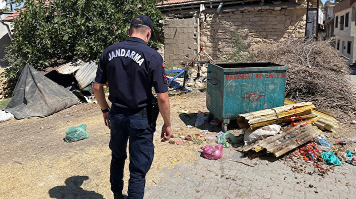 Şahinbey İlçe Jandarma Komutanlığı Suç Araştırma Timi (JASAT), Kale Mahallesi'nde bir çöp konteynerinin yanında bebek cesedi bulunmasına ilişkin çalışma başlattı.