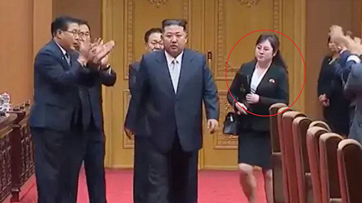 Kuzey Kore Lideri Kim Jong-un’un son zamanlarda yanında sıkça görülen bir kadın oldukça dikkat çekiyor. <br>