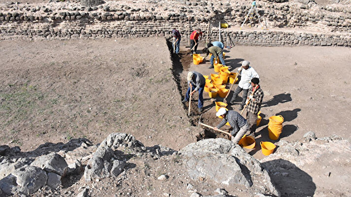 Merkez Odunpazarı ilçesine bağlı Kacaşehir Mahallesi'ndeki Karacahisar Kalesi'nde ilk kez 1999'da yüzey araştırmasıyla başlayan bilimsel çalışmalar arkeolojik kazılarla devam ediyor.