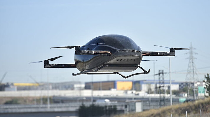 Dünya AirTaxi Kongresi'ne bu yıl Türkiye ev sahipliği yaptı. 13 ve 14 Eylül'de yapılan kongrenin ardından bugün Kocaeli Bilişim Vadisi'nde AirTaxi dikey gösterisi sunuldu. Firmalar, geliştirdikleri hızlı dronları ve uçan taksileri katılımcılara sunma fırsatı buldu.<br>
