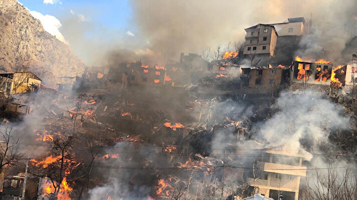 Yusufeli'nin 176 haneli, 400 nüfuslu Dereiçi köyünde, 17 Mart 2021'de evde çıkan yangın, rüzgarın da etkisiyle bitişikteki evlere sıçradı.