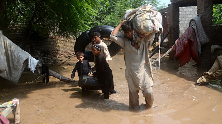 IOM'dan yapılan yazılı açıklamada, Örgütün Pakistan ofisinin, sel nedeniyle evlerini terk eden sivillere barınak sağlamak için yerel ortaklarıyla çalışmalarını sürdürdüğü bildirildi.<br><br>