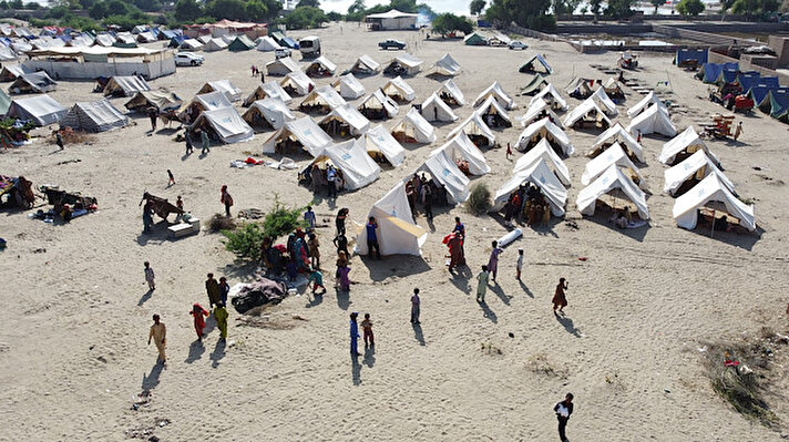 AFAD yetkilileri yaptığı açıklamada, Karaçi'ye bağlı Kerimabad köyünde Beytüsselam Refah Vakfı ile iş birliğinde çadır kamp inşa etmeye başlandığını açıkladı.<br><br>