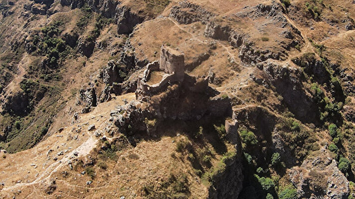 Urartular döneminde yapıldığı tahmin edilen kale, kanyonun ortasındaki sarp kayalıkların üzerindeki konumuyla görenleri etkiliyor.<br>