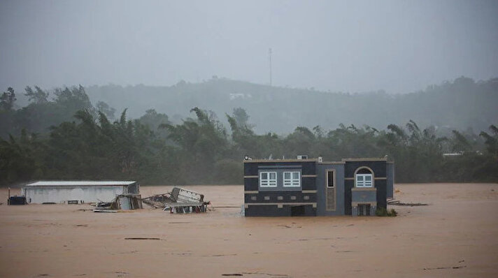 Porto Riko'nun güneybatı kıyısını Fiona Kasırgası vurdu. Kasırga nedeniyle toprak kaymaları yaşanırken, adanın tamamında elektrikler kesildi.