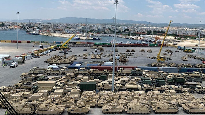 ABD, Yunanistan'da Dedeağaç Limanı'nı adeta silah merkezine dönüştürdü.<br><br>Liman üzerinden taşınan askeri malzeme, geçen yıl 14 kat artarak 3 bin 100 "parçaya" ulaştı. Bu yıl ise bu rakama halihazırda ulaşıldı.