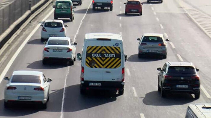 Veli Salih Aygül, Pendik'teki oturduğu ev ile kızının okulu arasındaki 6.2 kilometrelik yol için, 17 bin 70 lira servis ücreti ödedi. Aygül ödediği ücretin İBB'nin Toplu Ulaşım Hizmetleri Müdürlüğü'nün belirlediği ücret tarifesiyle karşılaştırdı. Yaptığı hesaplamada ödemesi gereken rakamın 9 bin 705 lira olduğu ortaya çıktı. Salih Aygül, aradaki büyük fark nedeniyle Tüketici Hakem Heyeti'ne başvurdu. Aygül'ün şikayetine, servis şirketi sözleşmeyi iptal ederek karşılık verdi. Aygül'ün ödediği 17 bin 70 lirayı iade eden şirket, okulun ilk gününde kızını servis listesinden çıkardı. Okulun tek servis firmasıyla çalıştığını belirten Aygül, kızının mağdur olduğunu söyledi. <br>