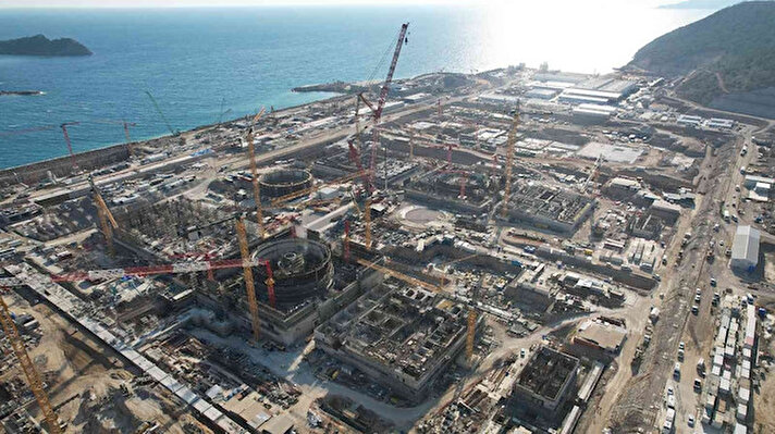 Nükleer teknolojide dünyadaki lider kuruluşlardan biri olan Rosatom tarafından Mersin’in Gülnar ilçesinde inşa edilen Akkuyu NGS’de, dört ünitede birden çalışmalar hızla sürüyor.<br><br>Yıllık 35 milyar kilovatsaat elektrik üretimi ile Türkiye’nin enerji ihtiyacının yaklaşık yüzde 10’unu karşılayacak proje, dünyanın küresel bir enerji kriziyle mücadele ettiği bir dönemde Türkiye’nin kalkınma hedefleri açısından önemli yatırımlardan biri.