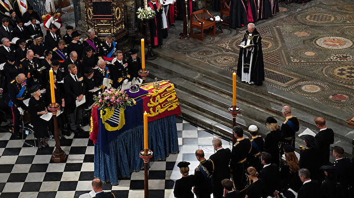 İngiltere’de 8 Eylül’de yaşamını yitiren Kraliçe II. Elizabeth, dün Londra’daki Westminster Kilisesi’nde düzenlenen devlet töreni ile son yolculuğuna uğurlandı.