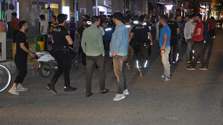 Akşam saatlerinde Hocaömer Mahallesi'nde, Atatürk Caddesi üzerinde plakası ve sürücüsü öğrenilemeyen otomobillerin karıştığı hasarlı kaza sonrası tartışma çıktı.