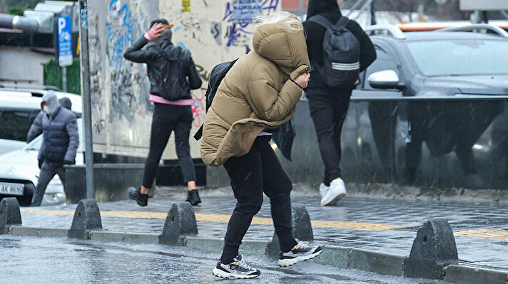 Meteoroloji Genel Müdürlüğünden yapılan açıklamaya göre, bu gece saatlerinden itibaren Marmara'nın doğusu ile Batı Karadeniz'in kıyı kesimlerinde görülecek sağanak ve gök gürültülü sağanağın; İstanbul, Kocaeli, Yalova, Bursa, Bartın çevreleri ile Kastamonu'nun kıyı kesimlerinde kuvvetli; 