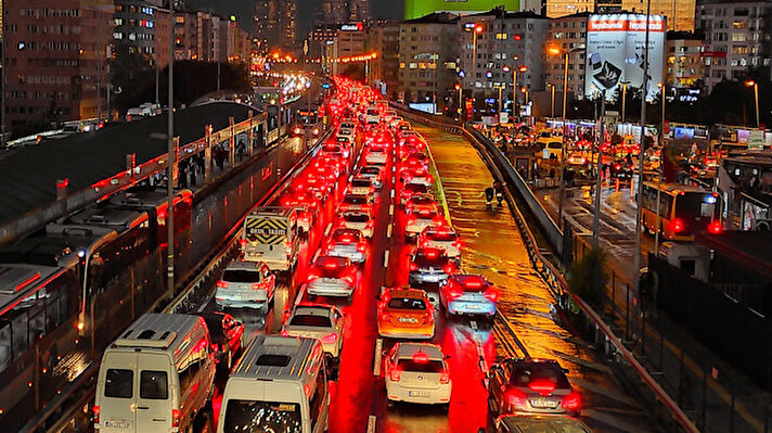 İstanbul'da gün içinde aralıklı olarak etkisini gösteren yağmurun etkisiyle akşam saatlerinde trafik yoğunluğu oluştu. 