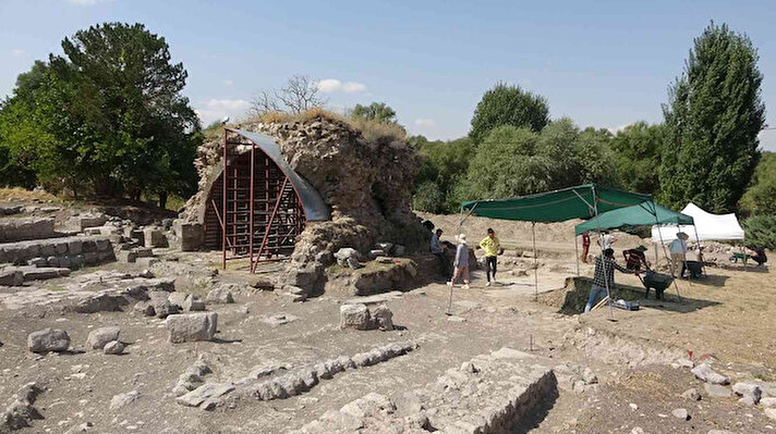 1220’li yıllarda Anadolu Selçuklu Hükümdarı Aleaddin Keykubat tarafından yaptırılan Keykubadiye Sarayı’nda kazı çalışmaları sürüyor.