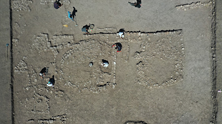 Kültür ve Turizm Bakanlığı koordinasyonunda, Doç. Dr. Halil Tekin başkanlığında, 5 üniversitede görevli arkeolog ve bilim insanlarından oluşan 15 kişilik ekiple yürütülen kazı çalışmaları devam ediyor.