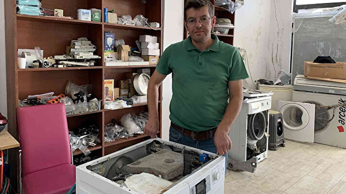 Yongalık Mahallesi’nde yaşayan Erkan Bucak, çamaşır makinesini ısıtma sisteminin bozulduğunu söyleyerek tamirci Halim Sağlam’a getirdi. 