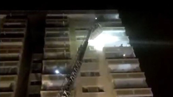 Yangın, akşam saatlerinde Mamak ilçesi Üreğil Mahallesi'nde bulunan 15 katlı bir apartmanın 13'üncü katında çıktı.