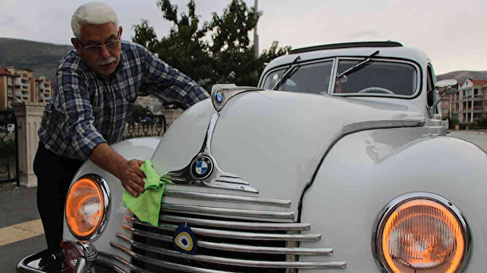 Amasya'nın Suluova ilçesinde oto tamir ustası Kemal Bektaş, 70 yıllık klasik otomobiline gözü gibi bakıyor.<br>