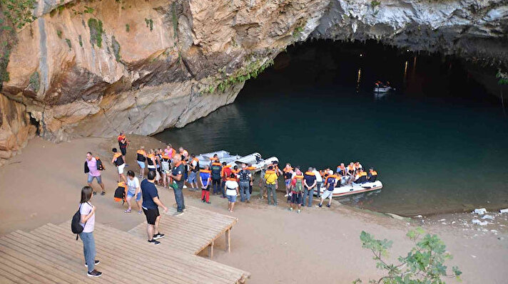 Mağaranın işletmesini yürüten İbradı Belediyesi personeli ve Altınbeşik Mağarası işletme sorumlusu Yılmaz Özdoğan, mağaranın özellikle yabancı ziyaretçiler tarafından her geçen gün büyük ilgi gördüğüne dikkat çekti. 