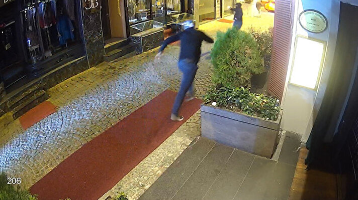 Ortaköy’deki gece kulübünde geçtiğimiz 8 Eylül tarihinde saat 01.30 sıralarında yaşanan olayda, ünlü bir eğlence mekanına gelen biri kadın 3 kişi, özel güvenlikler tarafından içeri alınmadı. 