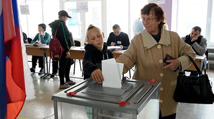 Ukrayna'da Zaporijya ile Herson bölgelerinde ve ülkenin doğusunda bulunan ayrılıkçı bölgeler Donetsk ve Luhansk'ta 23 Eylül'de başlayan referandumun son gününde oy verme işlemi sürüyor.<br>