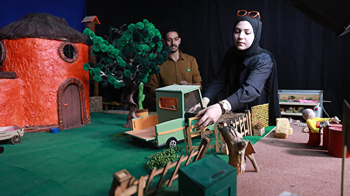 Filistinli genç yapımcı Keraki, işgal altındaki Batı Şeria'nın El-Halil kentinde 2009'da eğitimini bırakmak zorunda kaldı ancak çocukluk hayali animasyon film yapımcılığının peşinden koşmayı bırakmadı ve ilk çalışmalarına evinin bir odasında başladı.<br><br>