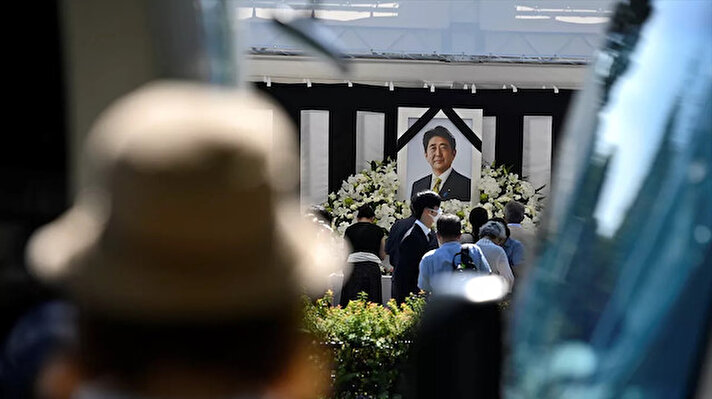 Japonya’da, temmuz ayında suikast sonucu hayatını kaybeden eski Başbakan Şinzo Abe'nin yüksek maliyeti nedeniyle ülkede büyük tartışma yaratan resmi cenaze töreni, protestolar eşliğinde düzenlendi.