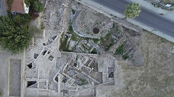 İzmir'in Urla ilçesindeki Klazomenai Antik Kenti'nde bu yılki kazılarda, 2 bin 500 yıllık perirrhanterion (lavabo) bulundu