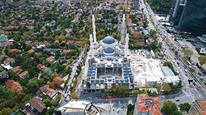 Mimar Sinan’ın kalfalık eseri Süleymaniye Camii’nden öykünerek tasarlanan Beşiktaş Levent’teki Barbaros Hayrettin Paşa Camisi’nin büyük bir kısmı tamamlandı.
